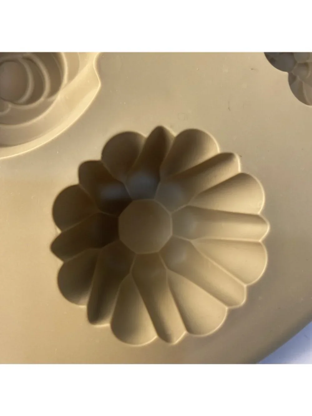 Pampered Chef Silicone Bakeware Floral Cupcake Pan Item #1613